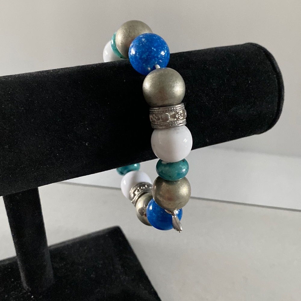 Vintage elasticated bracelet. B3